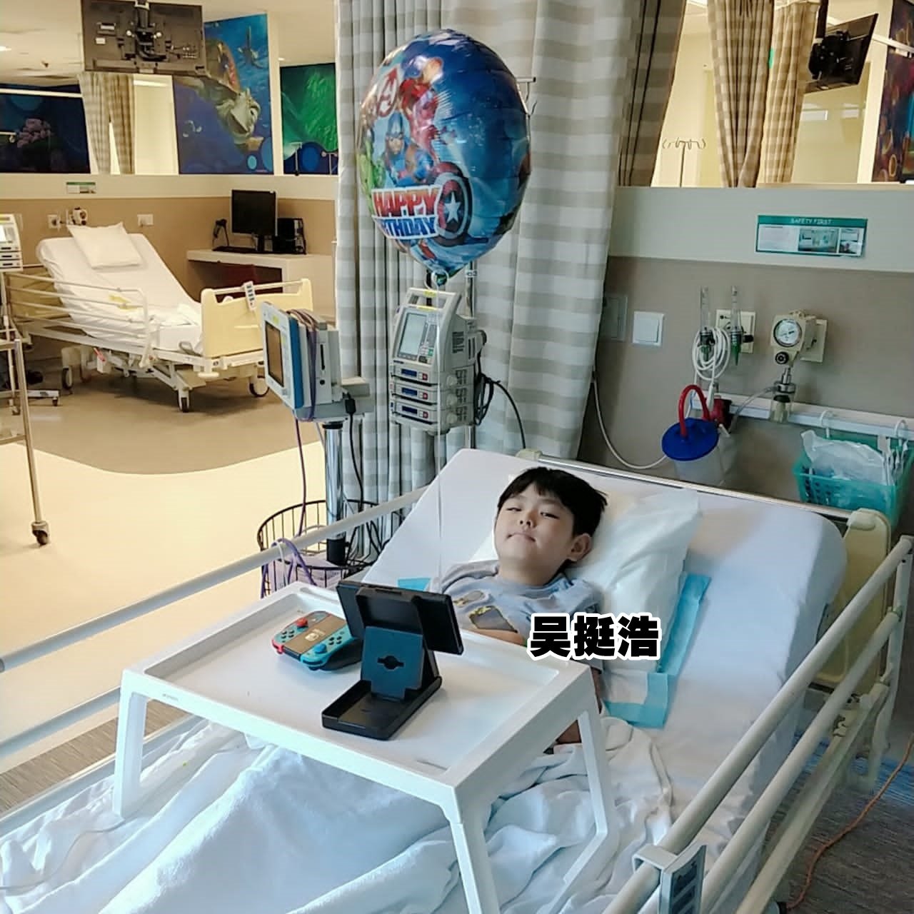 吴挺浩在新加坡治疗时，医护人员为他在医院庆生。