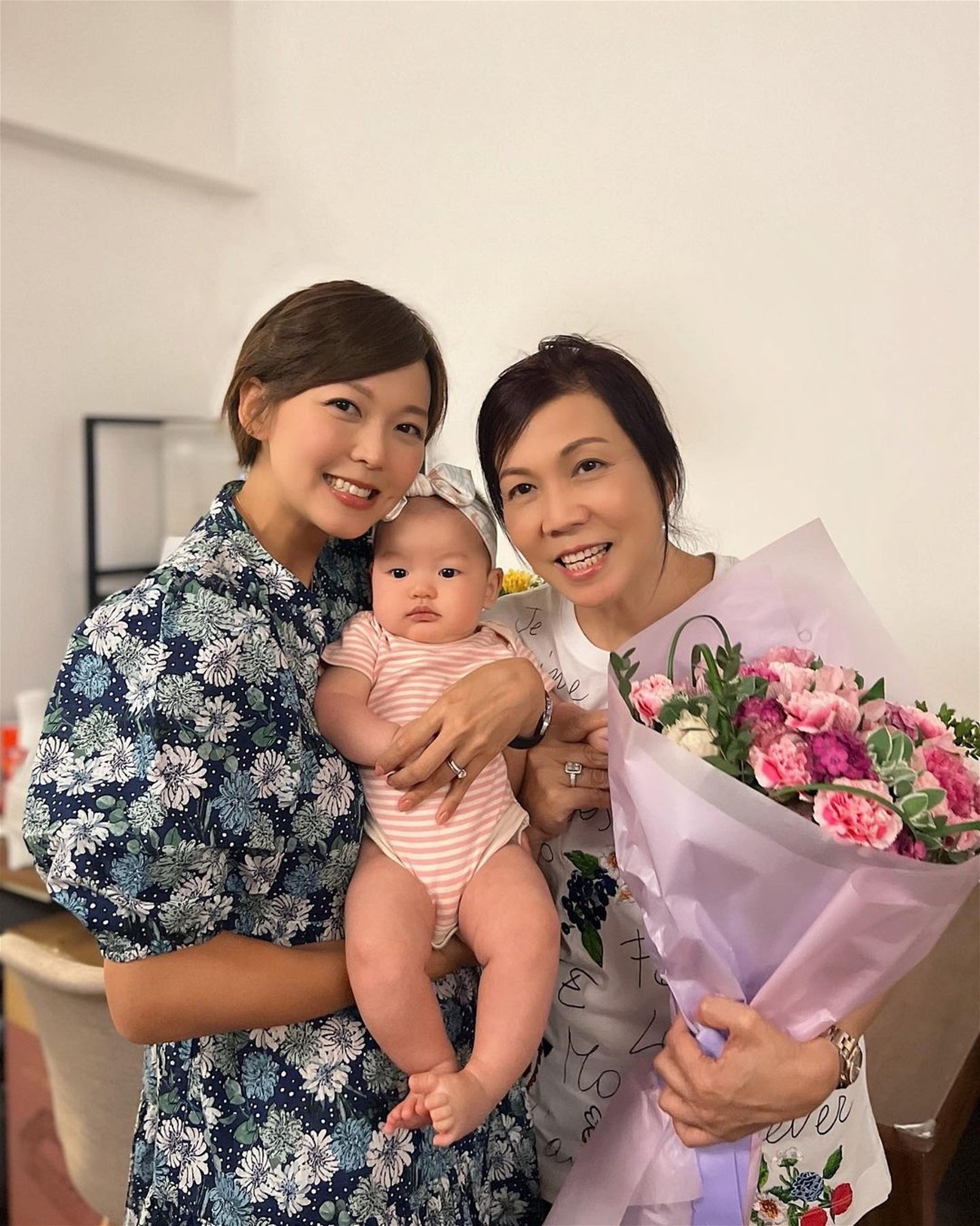 洪永城太太梁诺妍分享与女儿及妈妈三代同堂过母亲节的照片。