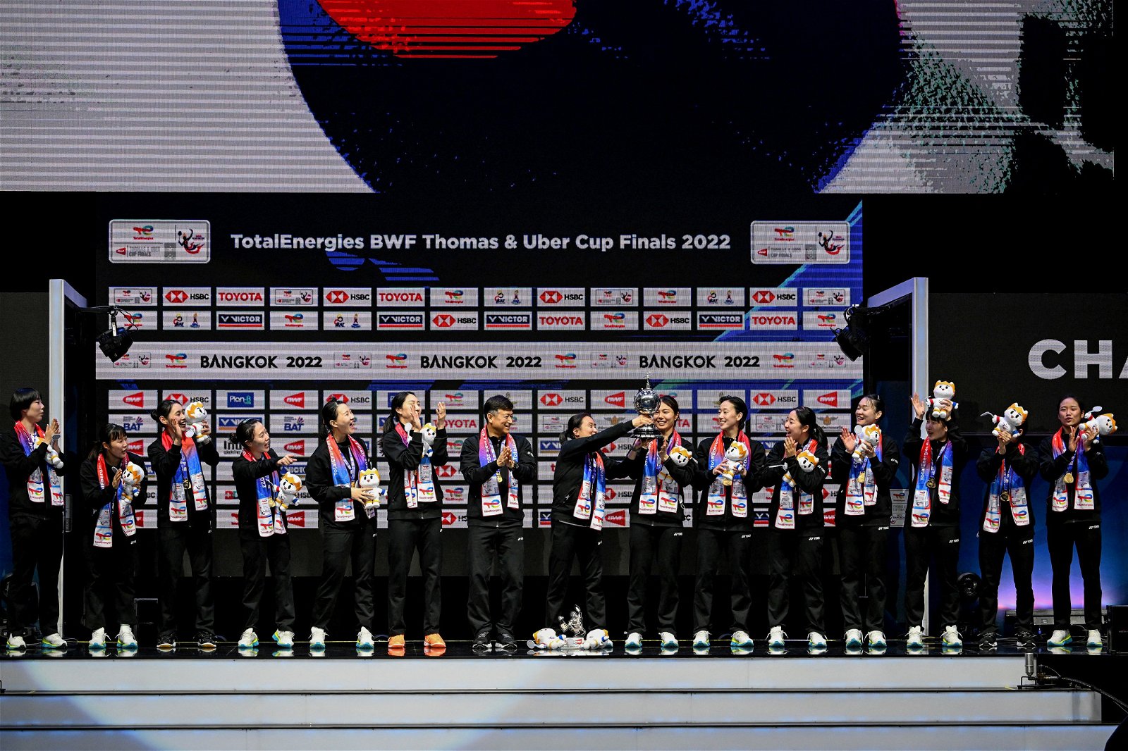 韩国女队以总比分3比2战胜卫冕冠军后，时隔12年第二次捧起尤杯。（图取自法新社）