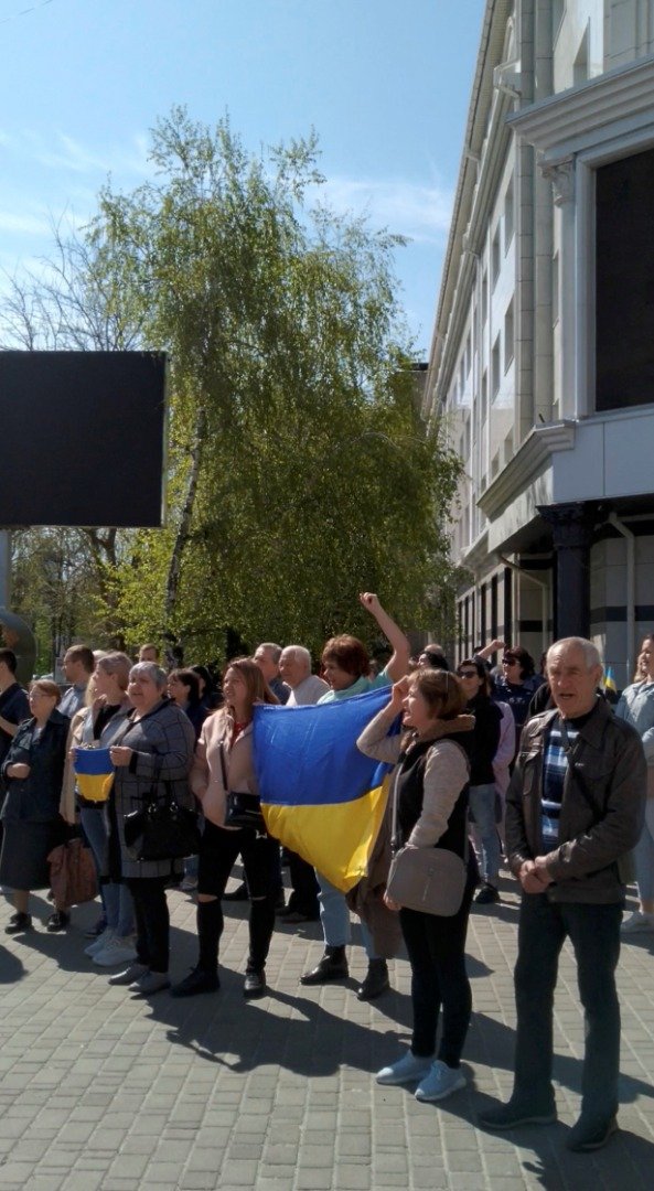 乌克兰赫尔松民众于4月27日走上街头，手持乌克兰国旗，高喊口号抗议俄军占领家园，后遭催泪弹驱赶。（图取自路透社）