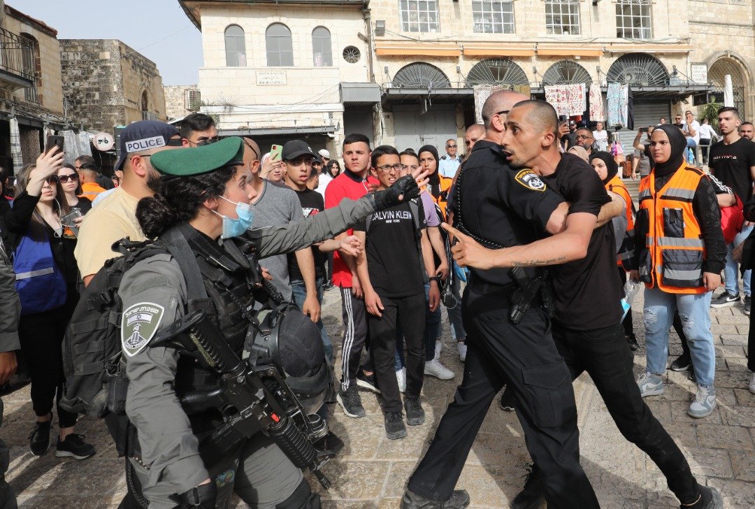 周五的半岛电视台女记者希琳的葬礼爆发冲突，追悼者与以色列警察互相指责。（图取自法新社）