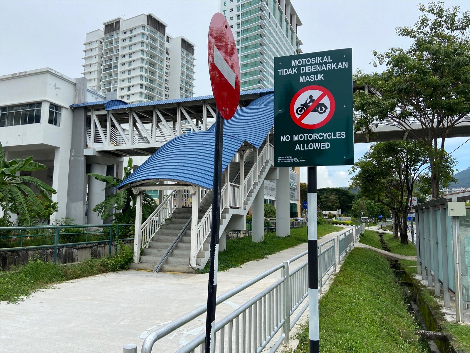 该行人及脚车专用步道禁止摩哆驶入，不过电动滑板车则可以在该步道行驶。