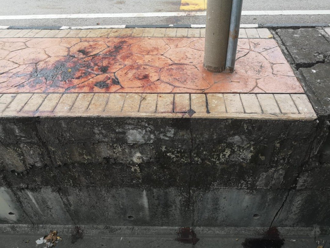 华青在大山脚甘榜峇鲁饮食中心前遭人砍伤多刀，而案发现场尚留下血迹斑斑。