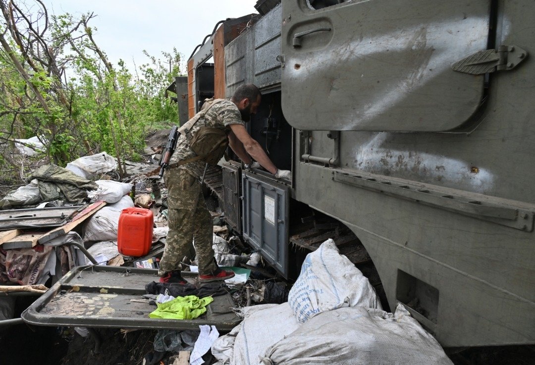一名乌克兰士兵上周五在哈尔科夫以东的马拉罗根村附近，检查一辆被毁坏的俄罗斯军车。（图取自法新社）