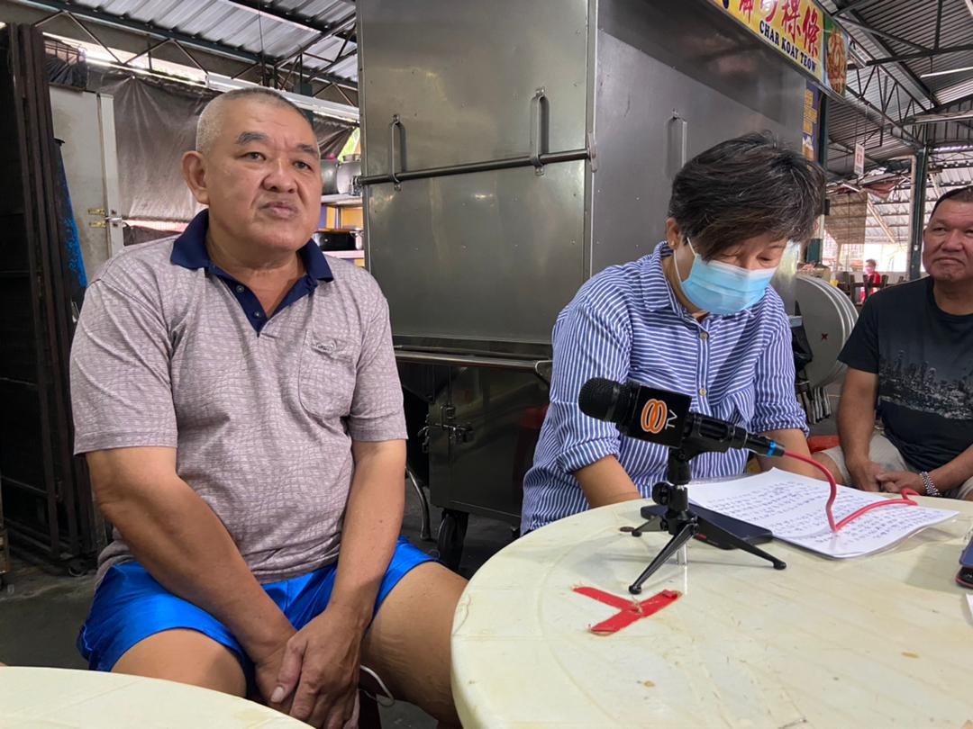 庄怡诚（左起）与槟州屠业公所执行秘书陈思桦于周一上午召开记者会宣布，从周一起，每公斤猪肉涨幅2令吉至2令吉50仙。