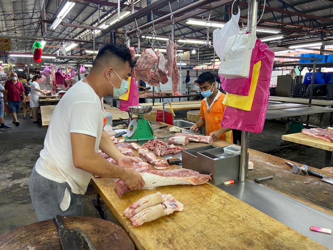 猪肉价格不断调涨，导致猪贩生意受影响约20%。