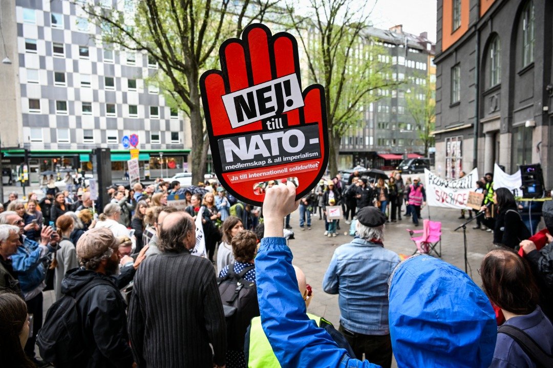 在瑞典执政的社会民主党位于斯德哥尔摩的办公室外，上周六聚集数百名抗议者反对瑞典加入北约。（图取自TT News Agency/法新社）