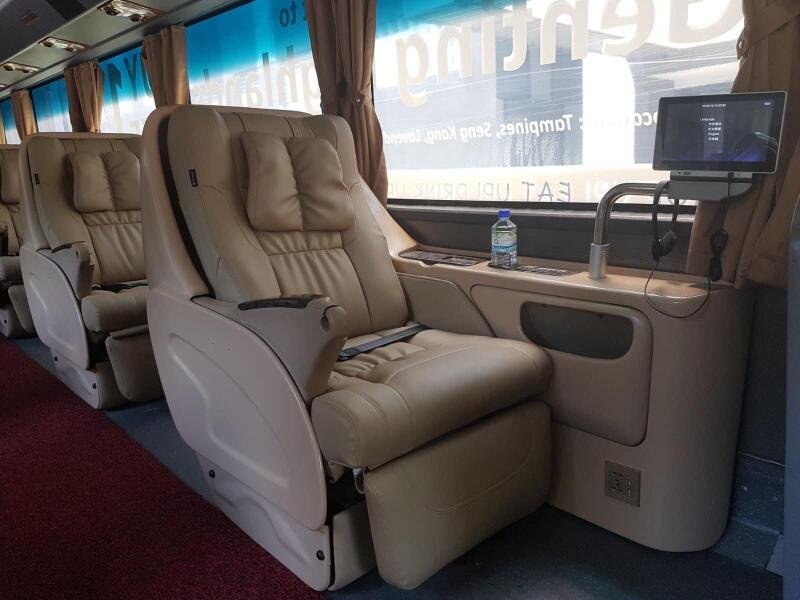 豪华巴士座位设计犹如快巴界的头等舱，除了有个人屏幕观赏影片，也提供餐食。（星运旅游提供）