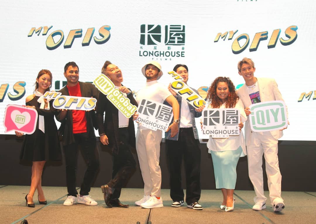 彭诗莹（左起）、帕拉温、王竣、艾里尔、韩家濠、娜希及温杨在《My Ofis》中搞笑演出。