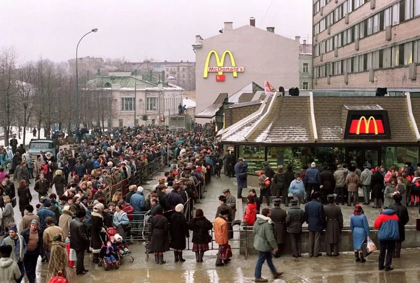 1990年莫斯科首家麦当劳开业当天店外排队情况。