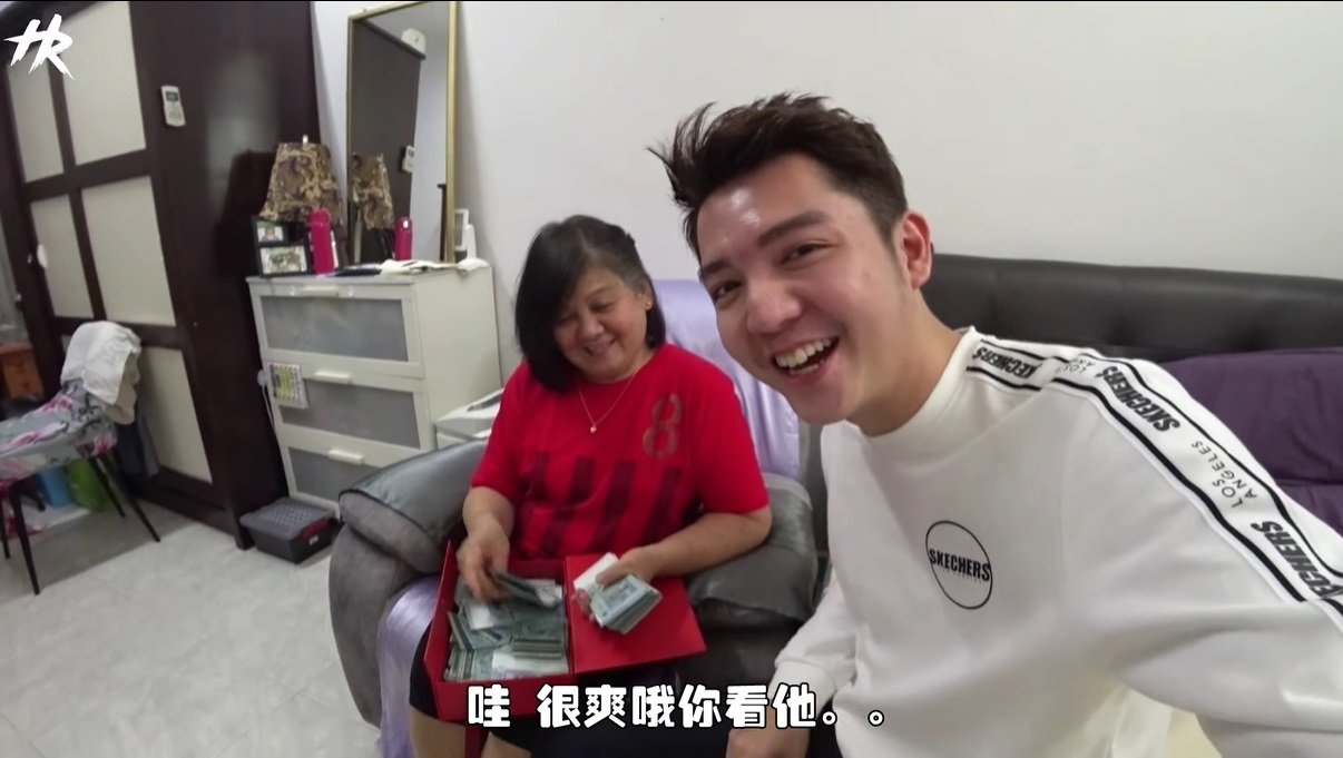 朱浩仁曾经送给妈妈一盒现金，并拍影片记录下对方的反应。