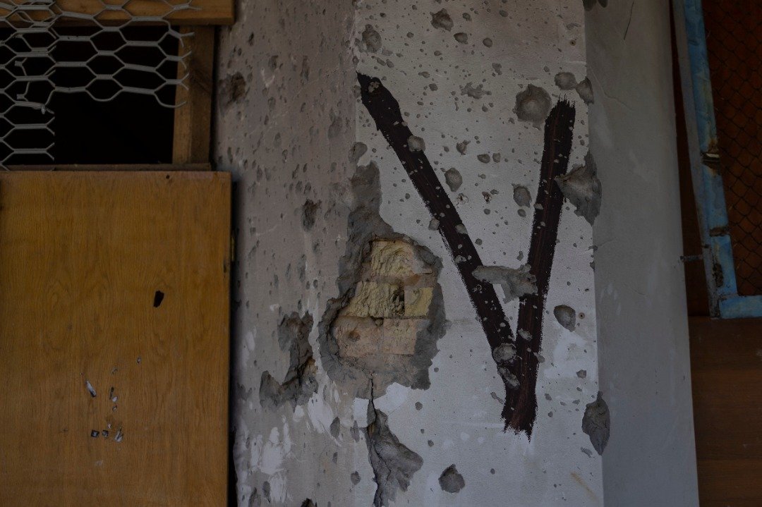 在乌克兰的Borodianka，一栋半毁的建筑物上涂有V字样。（图取自路透社）