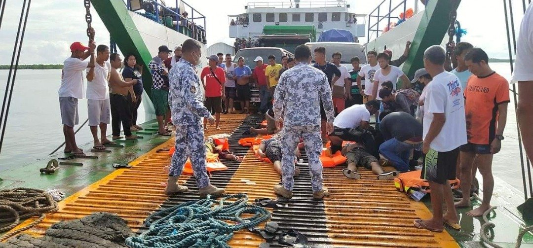 菲律宾海岸警卫队前往起火的渡轮，救出120名乘客。该事故至今造成最少7名乘客丧命，仍有7人失踪。（图取自菲律宾海岸警卫队/路透社）