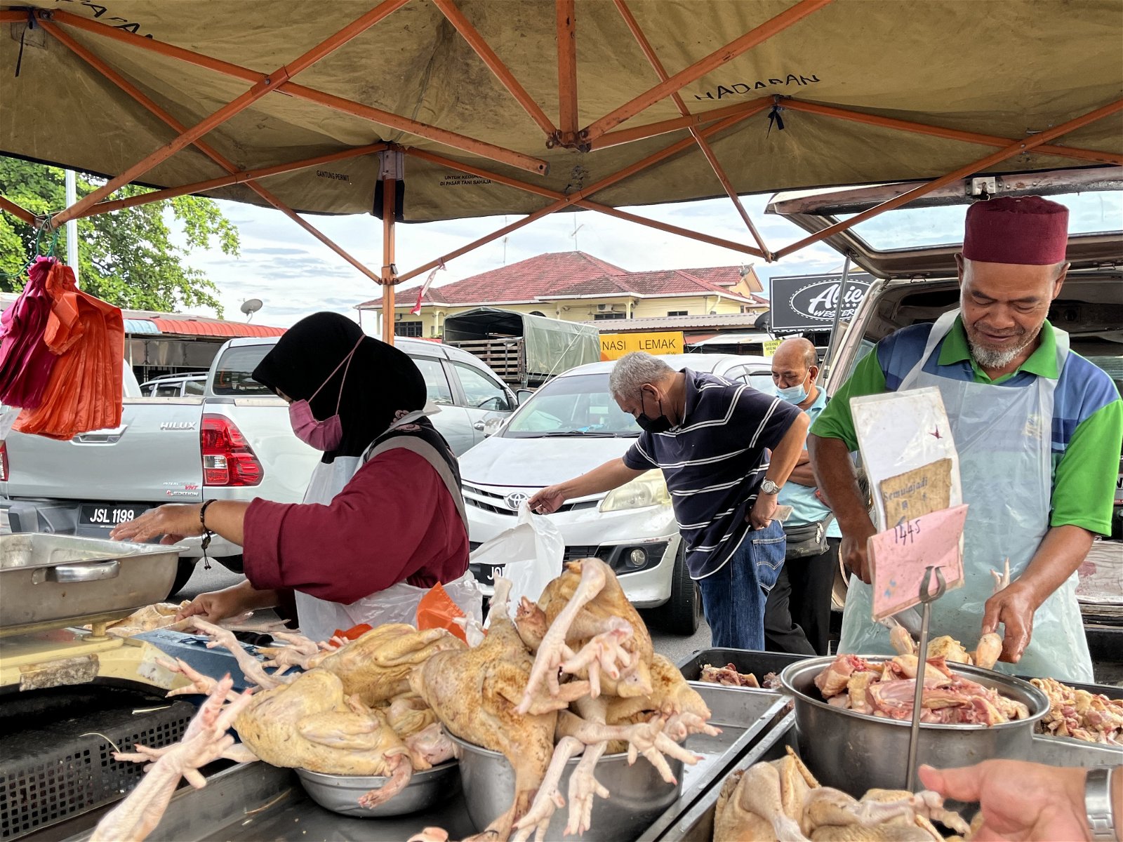 农业市集里贩售的甘榜鸡买气仍不俗。