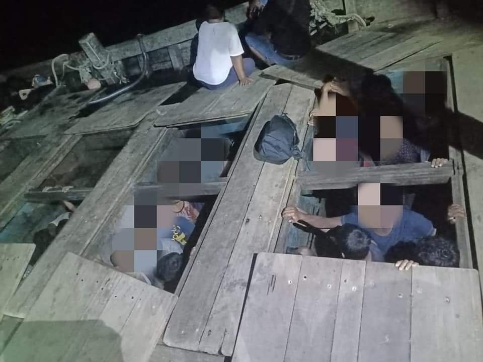 119名试图偷渡入境的罗兴亚人，躲藏在渔船的甲板下。