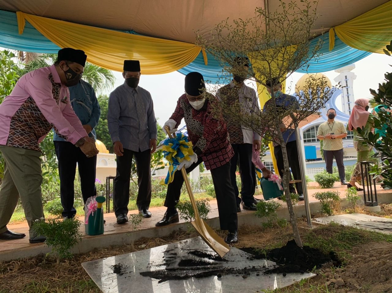 槟州元首敦阿末弗兹（左3）在槟州清真寺内主持种树仪式。