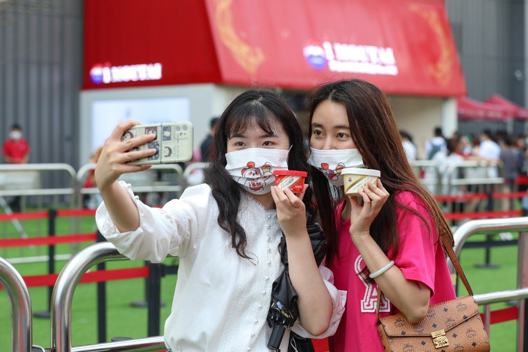周日，在中国贵州省贵阳，市民购买茅台冰淇淋后自拍。（图取自中新社）