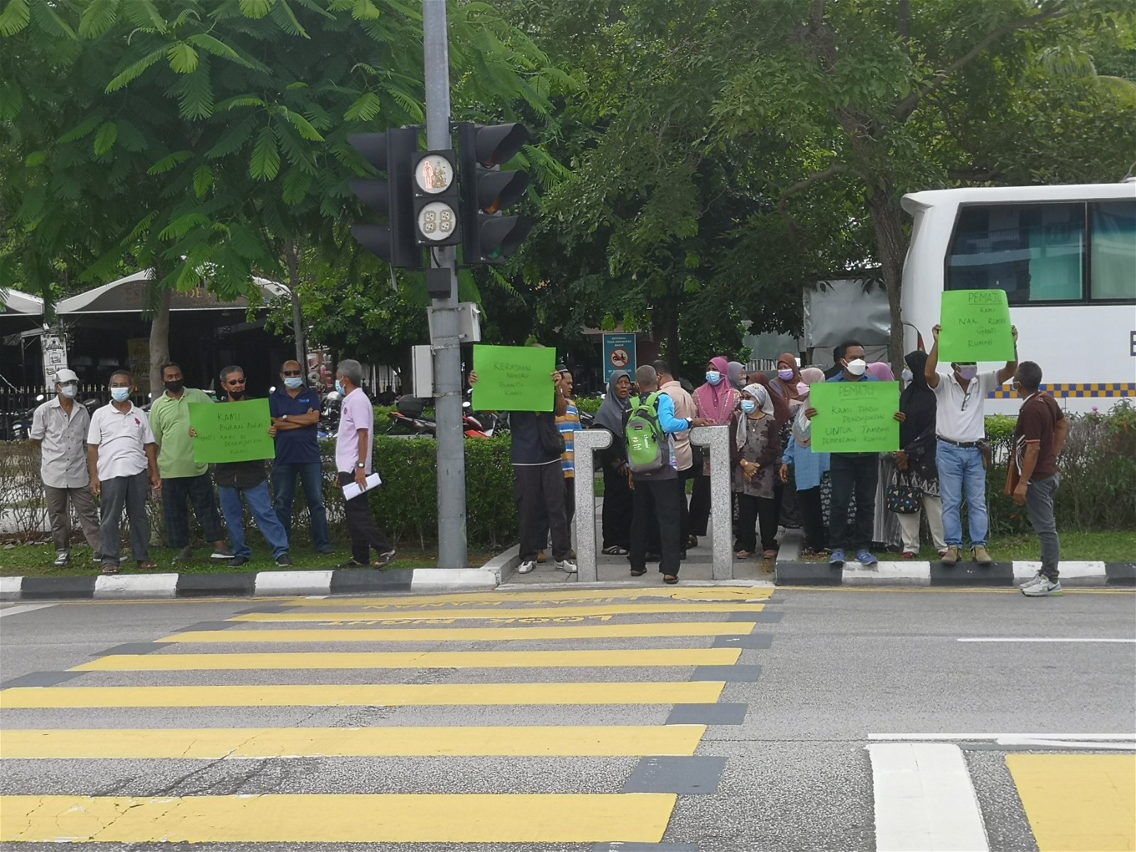 直落公巴甘榜峇耶居民到议会外示威。