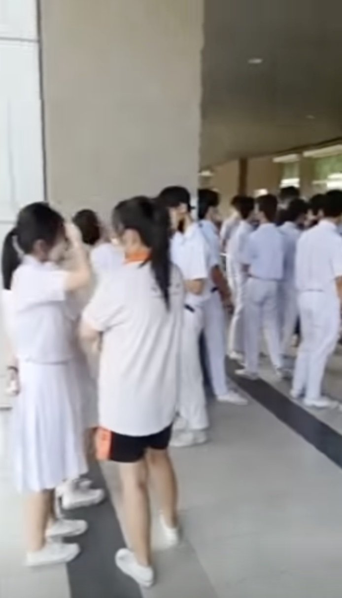华仁中学一批学扛相约到医院探望蔡伟杰。（图截取自社交媒体）