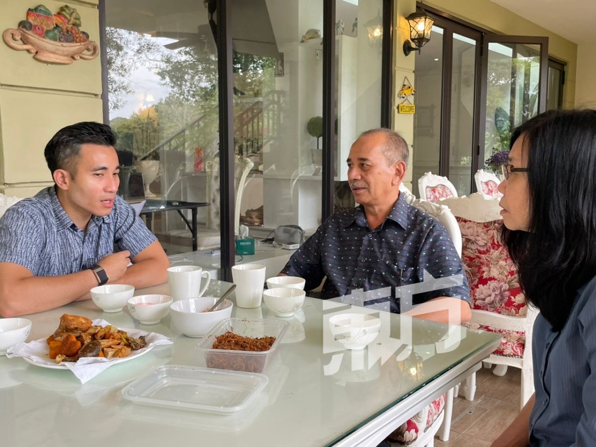 沙里尔韩丹(左）在忙碌的竞选期中，争取时间与家人一起享用早餐。