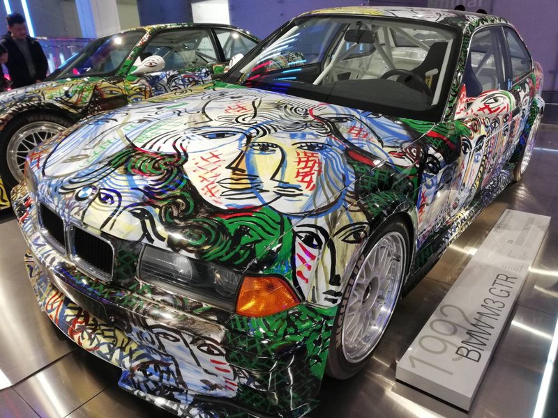 德国慕尼黑的BMW博物馆内可见到彩绘车款，是BMW盼结合艺术，邀请艺术家的创作。