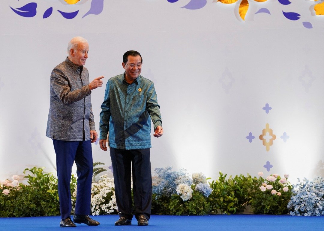 美国总统拜登（左）与柬埔寨首相洪森周六出席东盟峰会的晚宴。（图取自路透社）