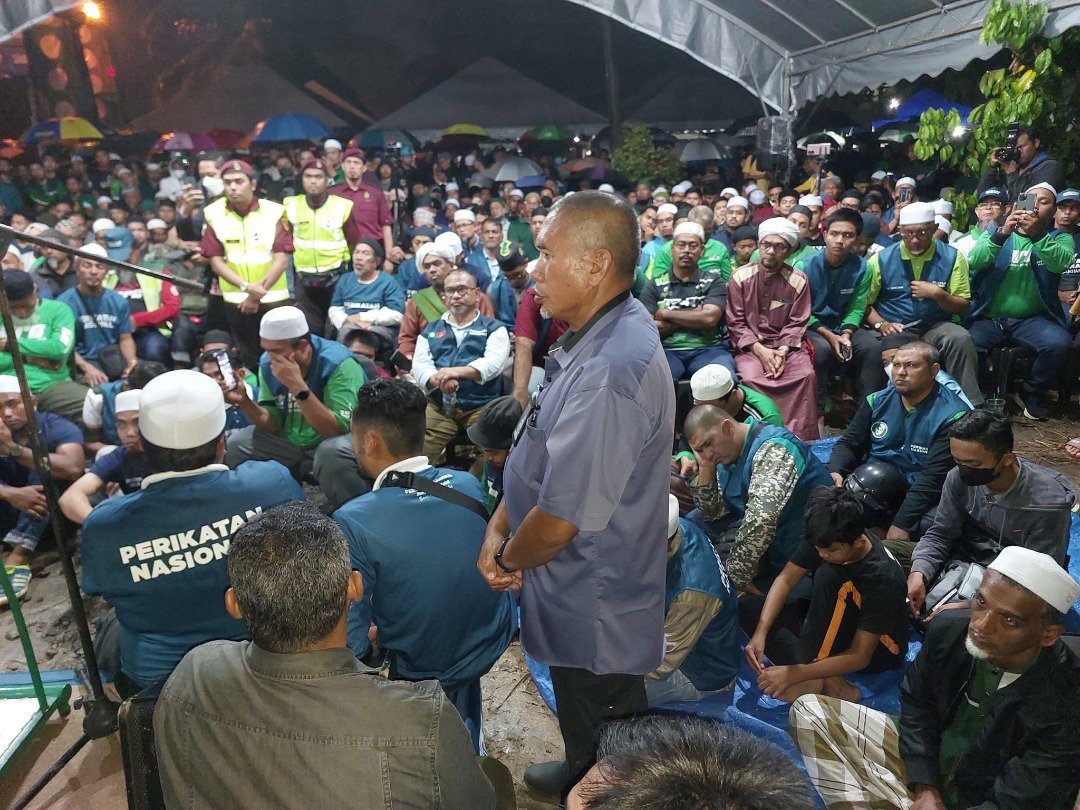 伊斯兰党在峇东埔国席举办的讲座会座无虚席，一些民众席地而坐。