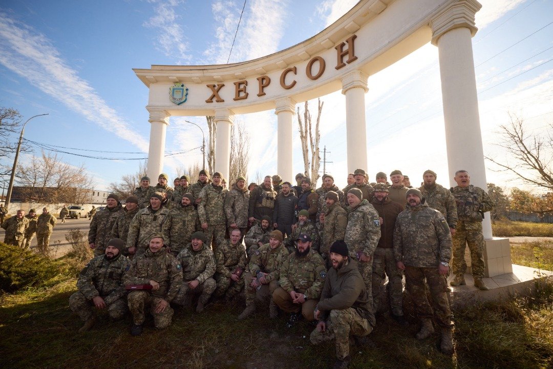 乌克兰总统泽连斯基（中）造访赫尔松时，与乌克兰士兵合影。（图取自乌克兰总统新闻处/法新社）