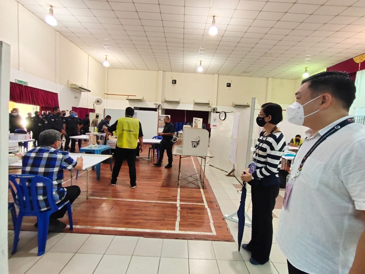 国阵亚沙候选人吴健南（右起）在代理人郑瑞芝陪同下，到芙蓉新城警局巡视投票中心。