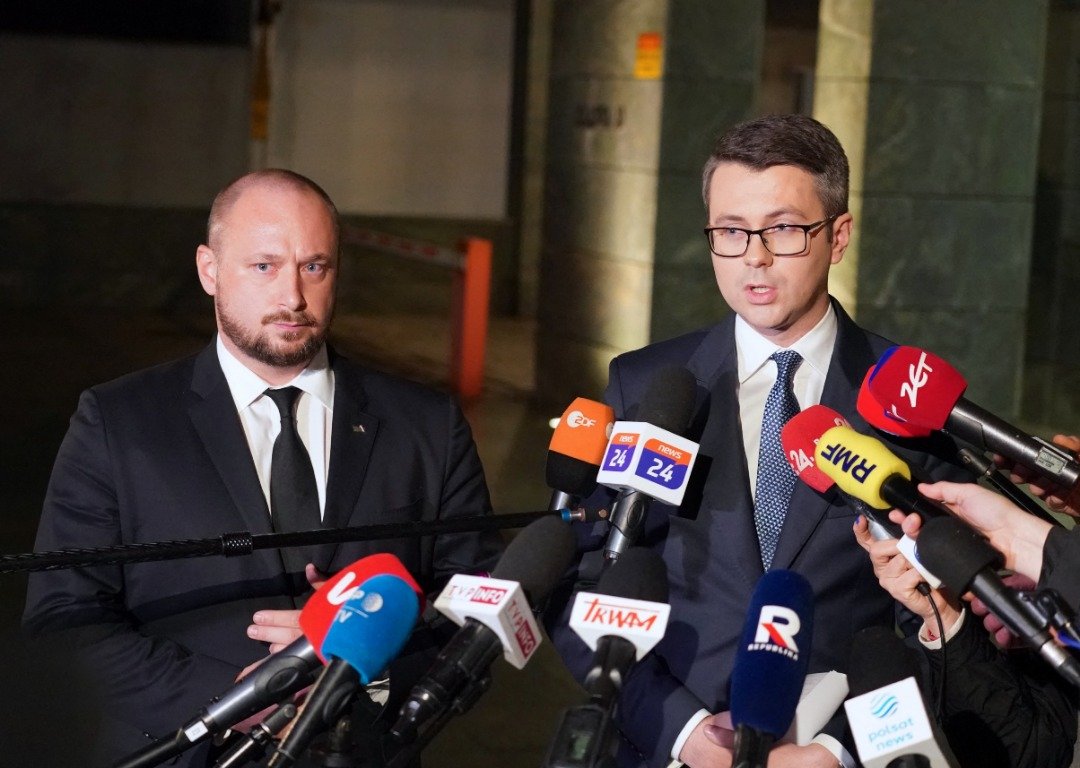 波兰国家安全办公室主任西维埃拉（左）和波兰政府发言人穆勒，周二在华沙国家安全办公室危机会议后发表声明。（图取自法新社）