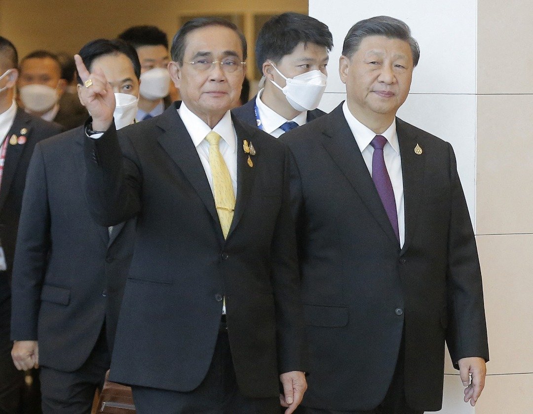 周五在泰国曼谷举行的亚太经合组织峰会，泰国首相巴育（左）和中国国家主席习近平（右）抵达会议现场。（图取自法新社）