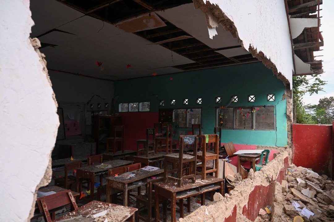 一所伊斯兰寄宿学校在地震中受损，课室墙壁破了个大洞。（图取自路透社）