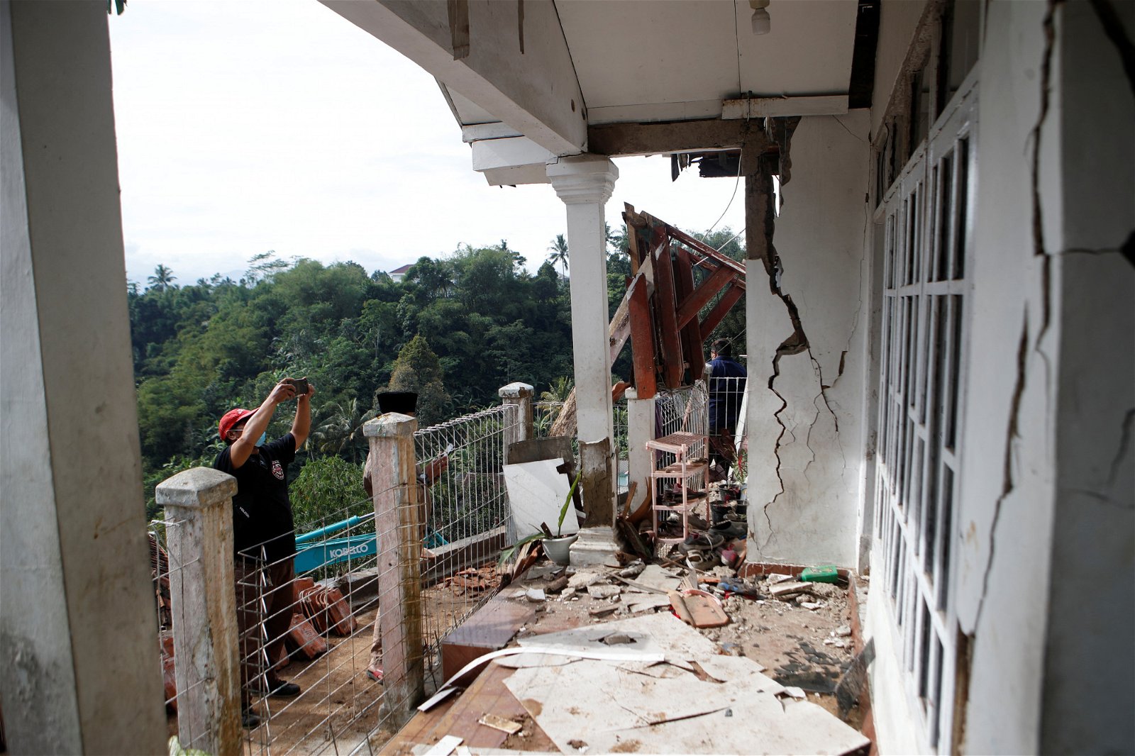 西爪哇省展玉镇的房子，因浅层地震的破坏，外墙布满裂痕。（图取自路透社）