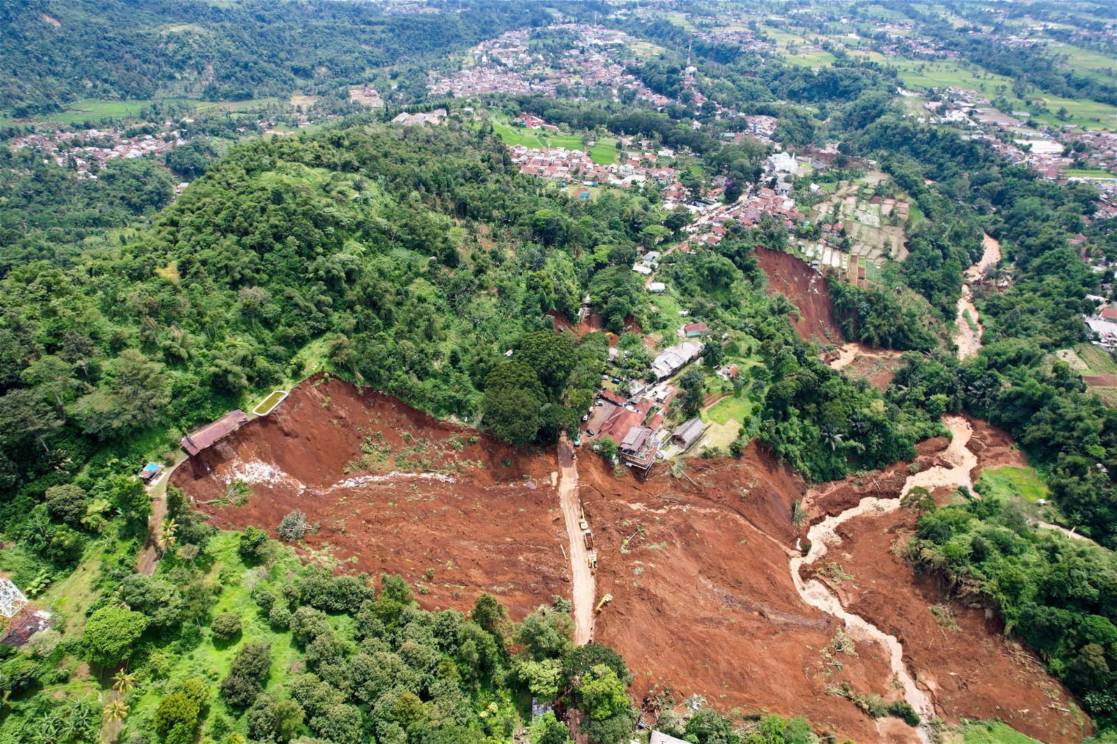 地震引发的山体滑坡，导致展玉镇位于山下的村庄被掩埋。（图取自安塔拉图片/路透社）