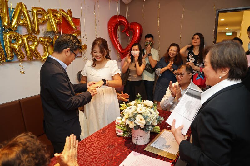 林冠文（左起）和何美凤各自在新加坡打拼10馀年，认识5个月的纪念日正式结为夫妻。