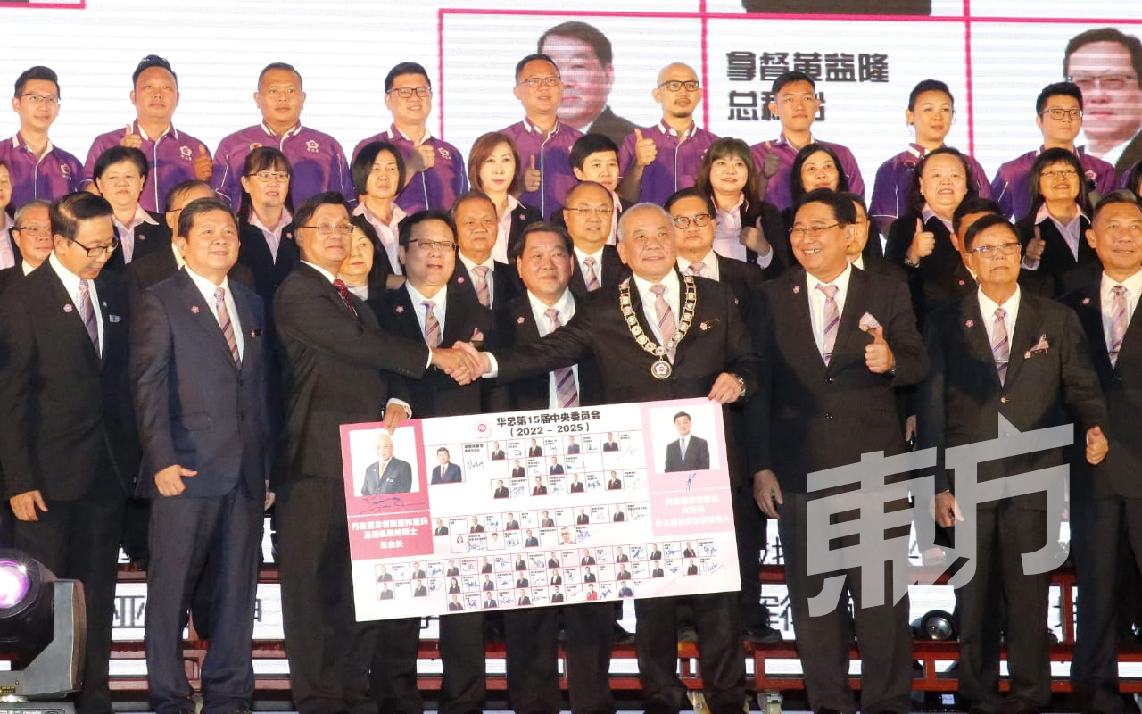 方天兴（前排左3）祝贺吴添泉（前排右4）继续带领华总第15届中央委员会。