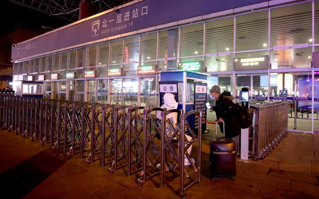 北京疾控中心周三提醒市民要提高防护意识，减少不必要的外出，倡导非必要不离京。图为北京西站，有旅客准备进站。（图取自中新社）