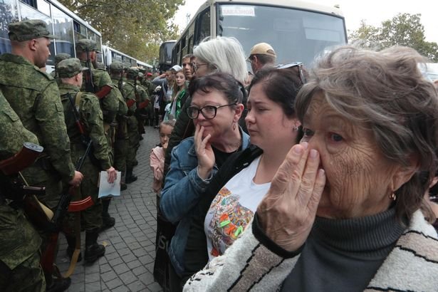 9月在克里米亚塞瓦斯托波尔，士兵的妻子和母亲们泪流满面地为新征召的俄罗斯军队送行。（图取自法新社）