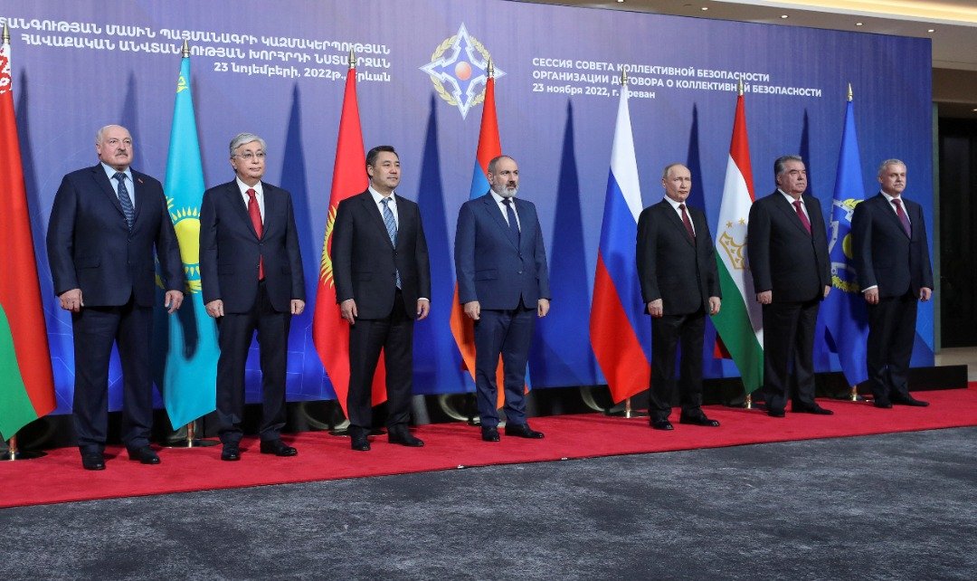 周三在CSTO峰会上，各国领导人排队合影时，亚美尼亚总理帕希尼扬（中）似乎刻意站得离普京较远，2人之间留下了明显的距离。（图取自Hayk Baghdasaryan/Photolure/路透社）