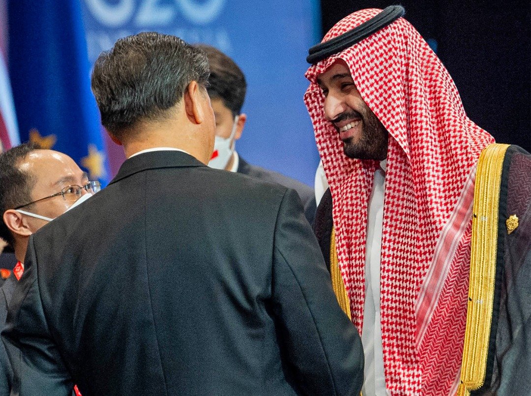 上周二在印尼巴厘岛举行的G20峰会上，沙地阿拉伯王储穆罕默德（右）与中国国家主席习近平相见欢。（图取自沙地王宫/法新社）