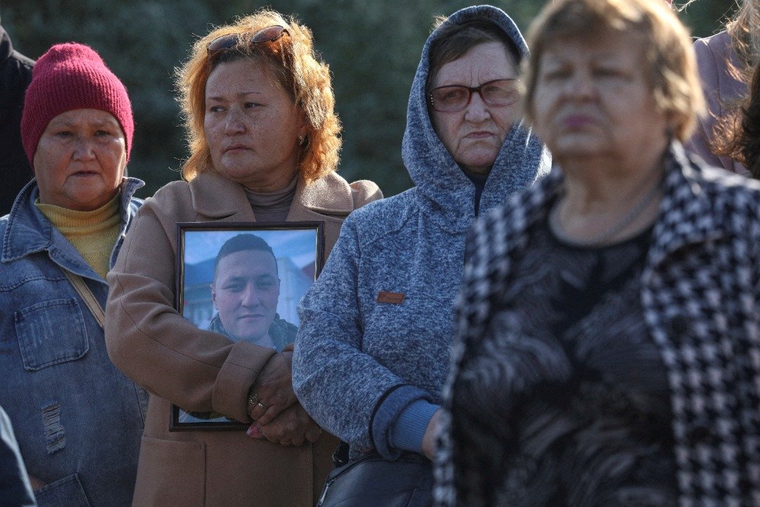 上周日在克里米亚的塞瓦斯托波尔，人们参加了为在俄乌冲突中阵亡的俄罗斯军人举行的植树纪念仪式。（图取自路透社）