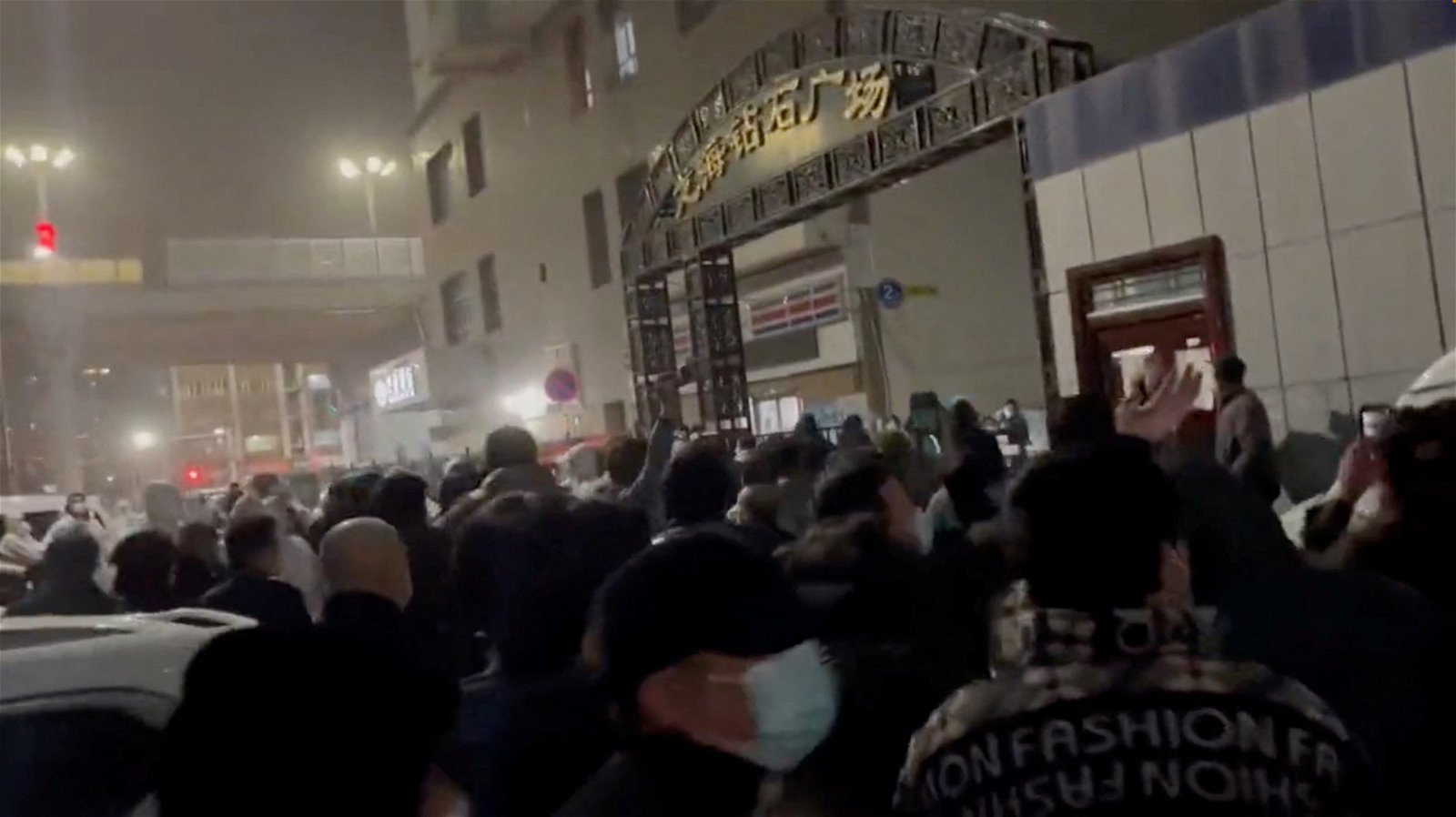 周五在网上发布的视频显示，乌鲁木齐市有民众上街示威，抗议严格的风控措施。（图取自路透社）
