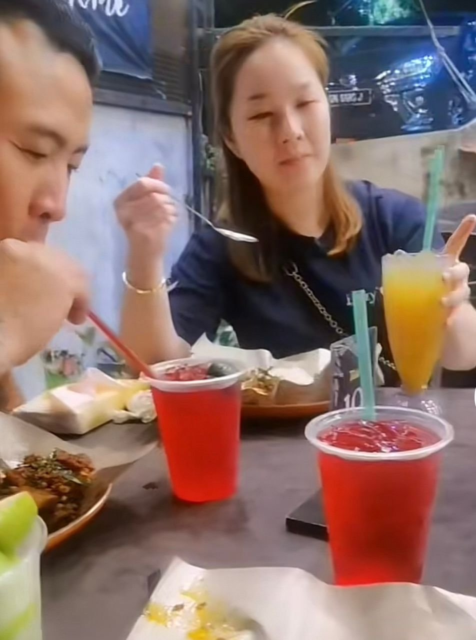 颜忠桂（左起）及吴佩珍也常带诺法艺扎一家外出用餐。