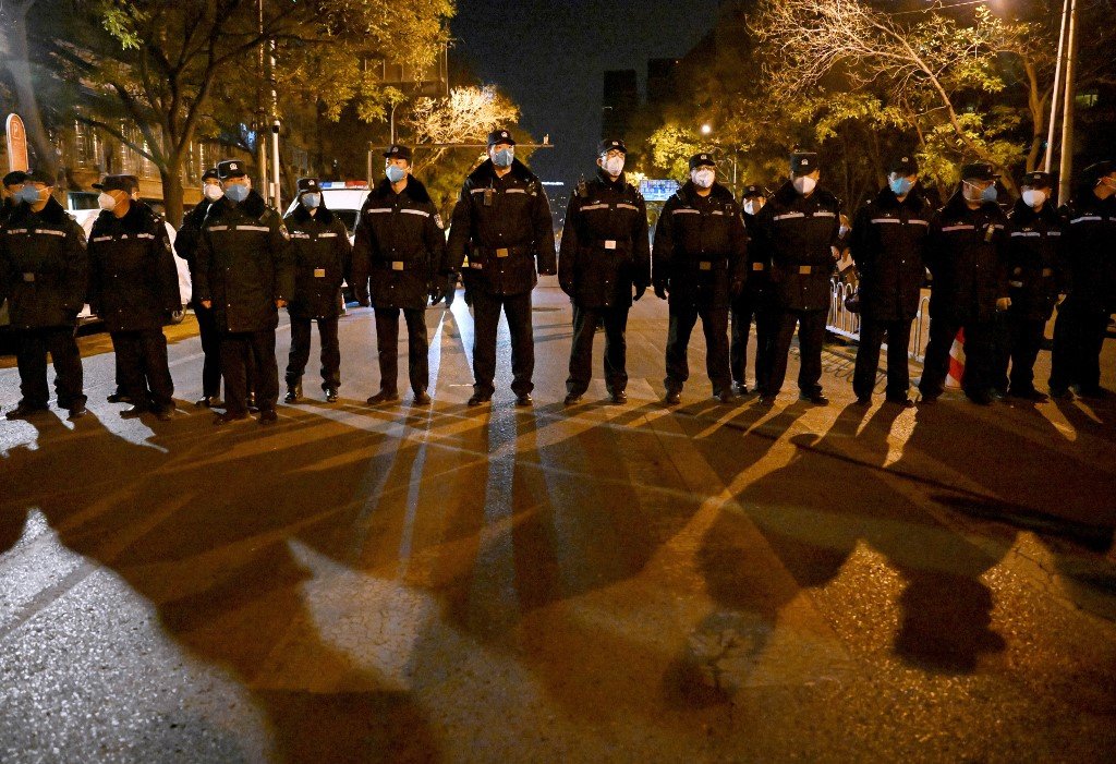 北京警方在现场监看抗议过程中保持克制，过程平和。（图取自法新社）