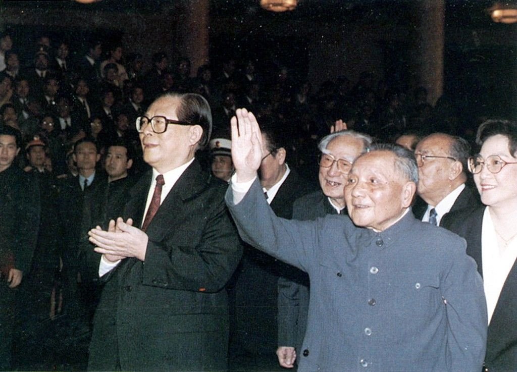 江泽民1989年与邓小平（右）一同会见中央军委成员。