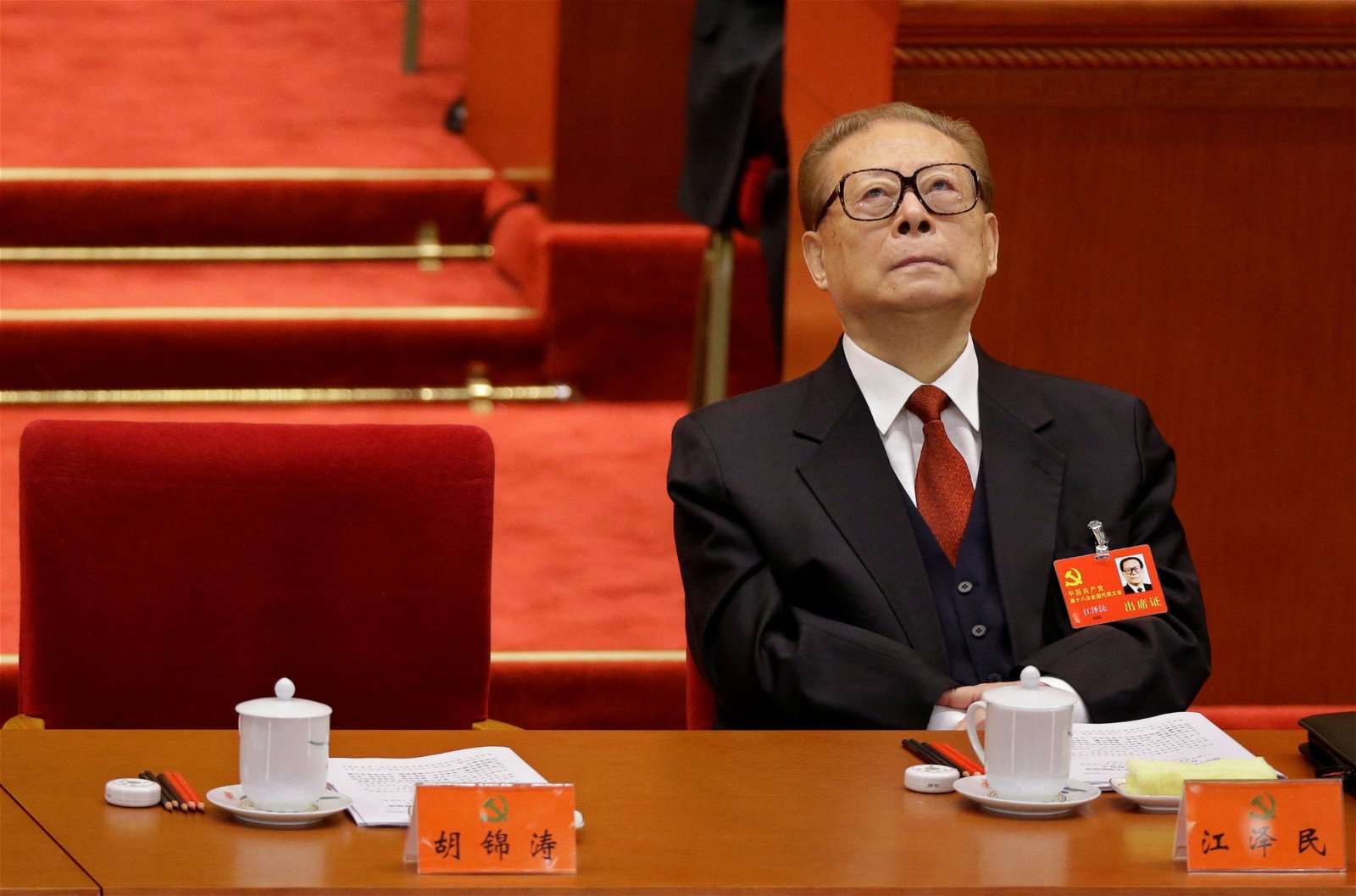 2012年11月8日在中共十八大会议上，时任中共总书记胡锦涛发表讲话期间，江泽民微微抬头往上看。（路透社档案照）