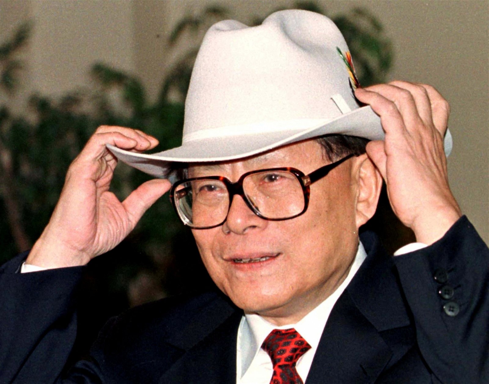 江泽民在1997年11月访问加拿大期间，试戴卡尔加里市长杜尔赠送的一顶牛仔帽。（路透社档案照）
