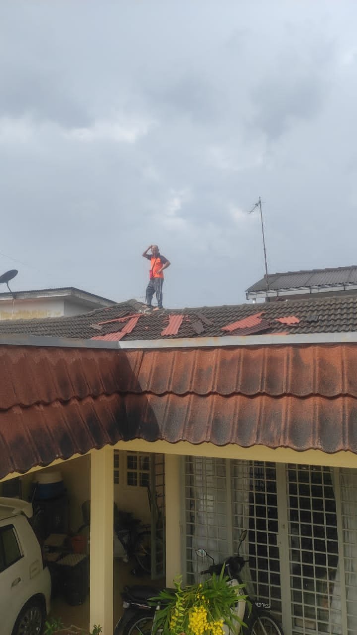 大风破坏多户住家的屋顶。