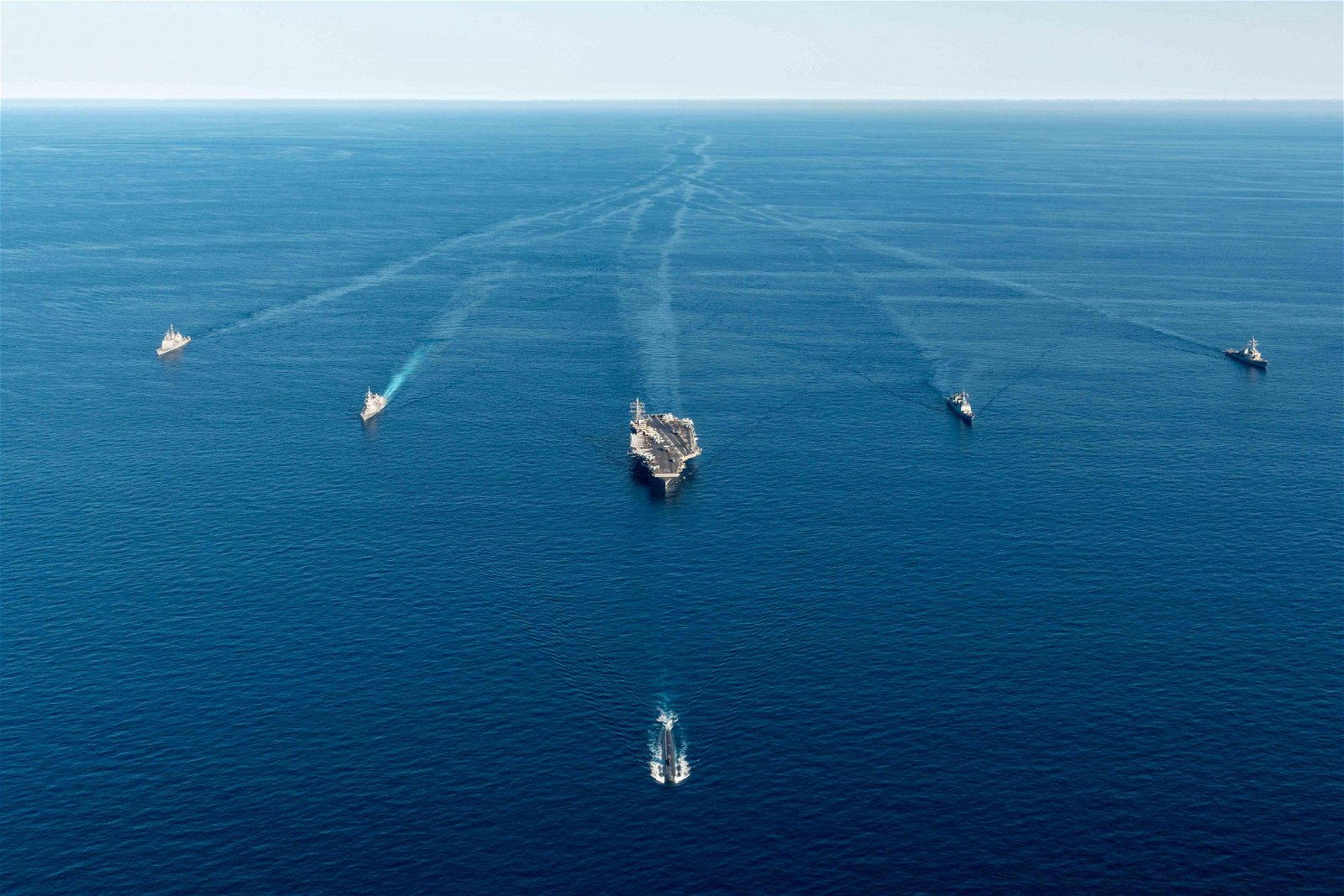美国、日本和韩国的海军舰艇，周五参加在韩国东部海域进行的反潜联合演习。（图取自韩国海军/韩联社/路透社）