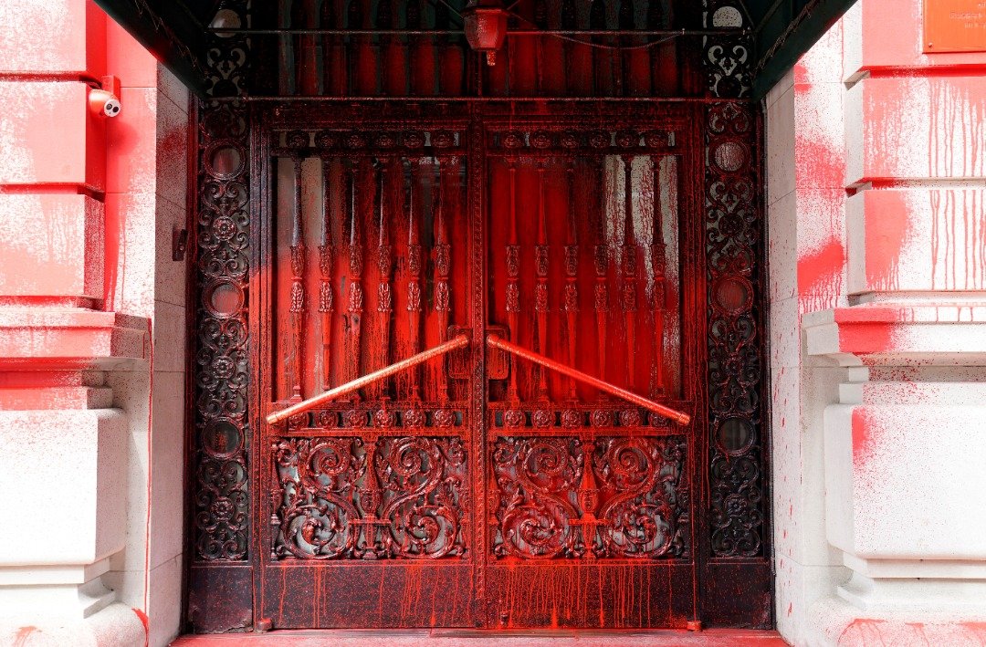 俄罗斯驻纽约领事馆的门口，被人泼上红漆破坏。（图取自法新社）